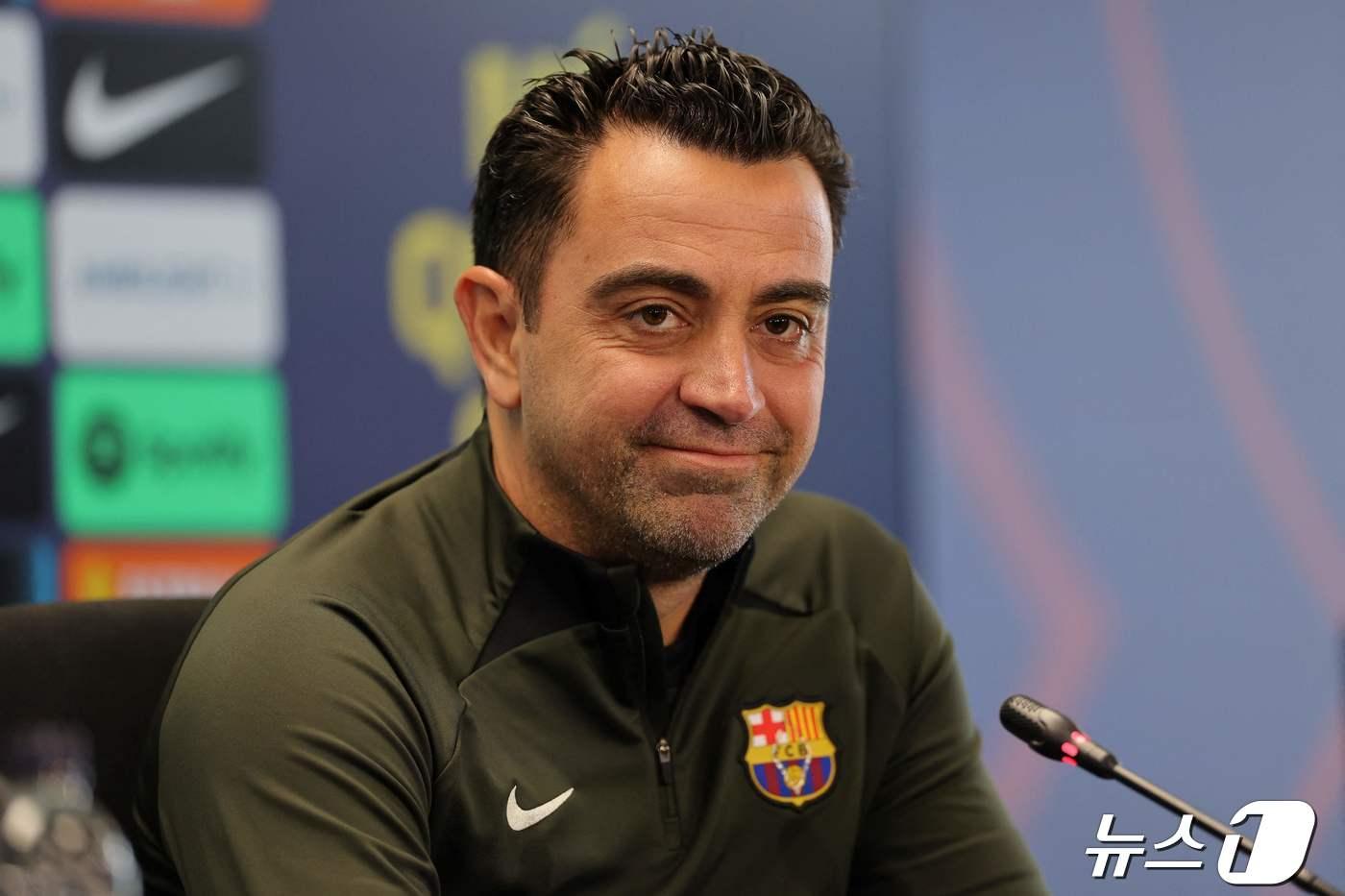 본문 이미지 - 사비 감독이 사임 계획을 번복, 2025년 6월까지 FC바르셀로나 지휘봉을 잡기로 했다. ⓒ AFP=뉴스1