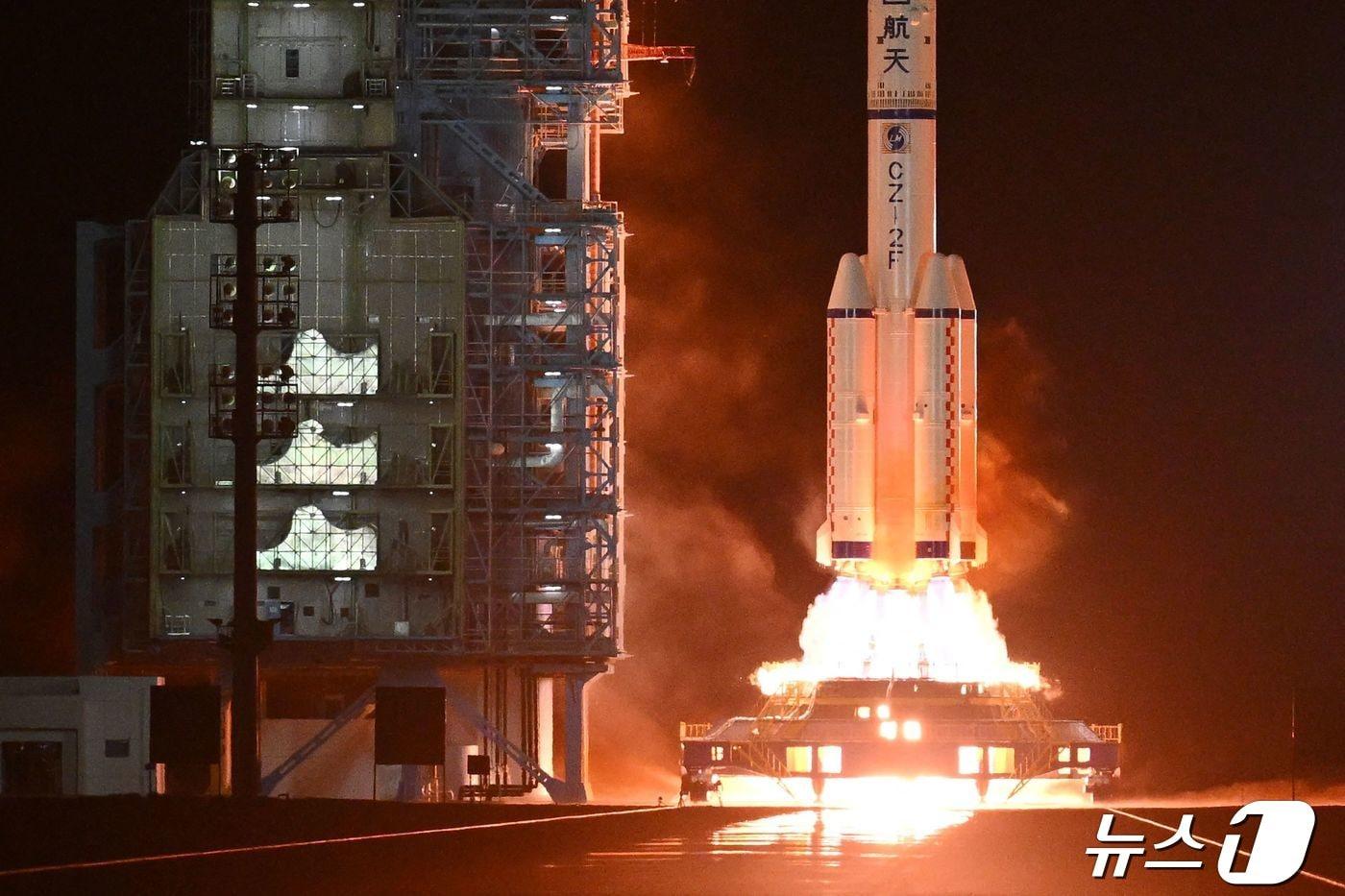 본문 이미지 - 25일(현지시간) 중국 북서부 주취안 위성발사센터에서 유인 우주선 선저우 18호가 이륙하고 있다. 2024.04.25/ ⓒ AFP=뉴스1 ⓒ News1 권진영 기자
