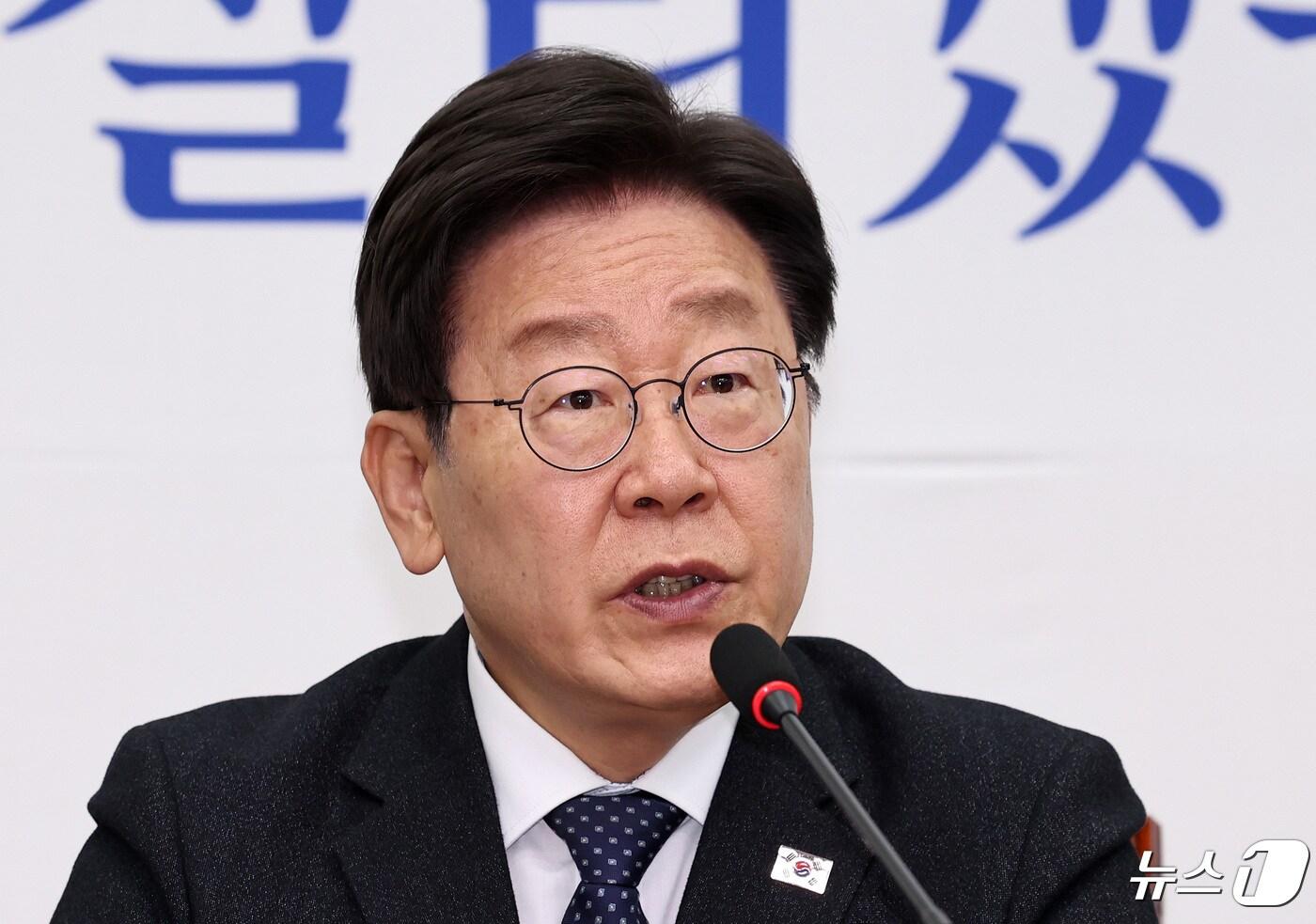 본문 이미지 - 이재명 더불어민주당 대표가 26일 오전 서울 여의도 국회에서 열린 최고위원회의에서 모두발언을 하고 있다. 2024.4.26/뉴스1 ⓒ News1 구윤성 기자