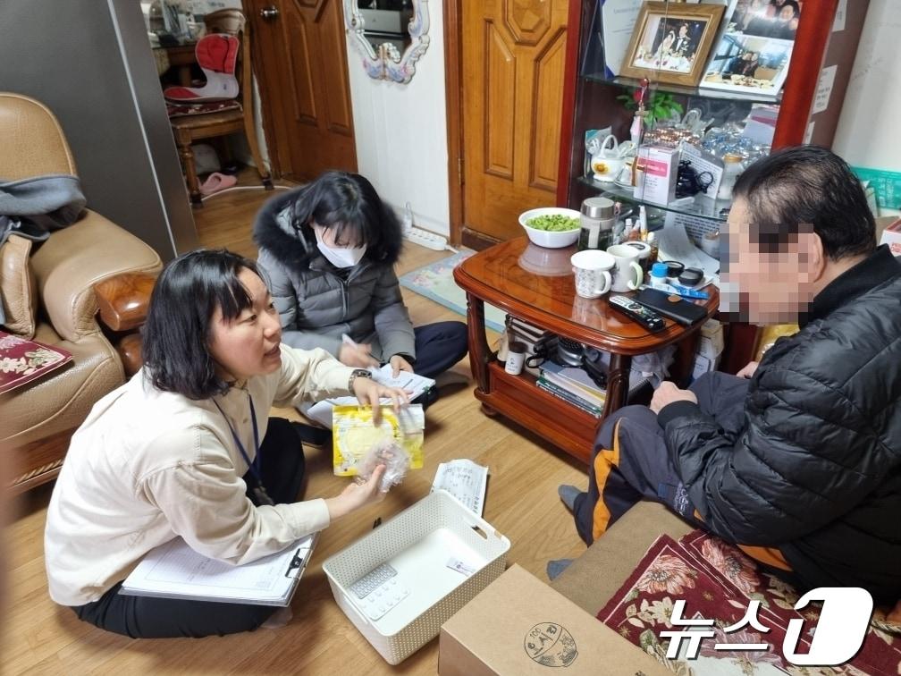 본문 이미지 - 서울 관악구 '우리동네약사'가 가정방문해 복약지도를 하고 있다.(관악구청 제공) 