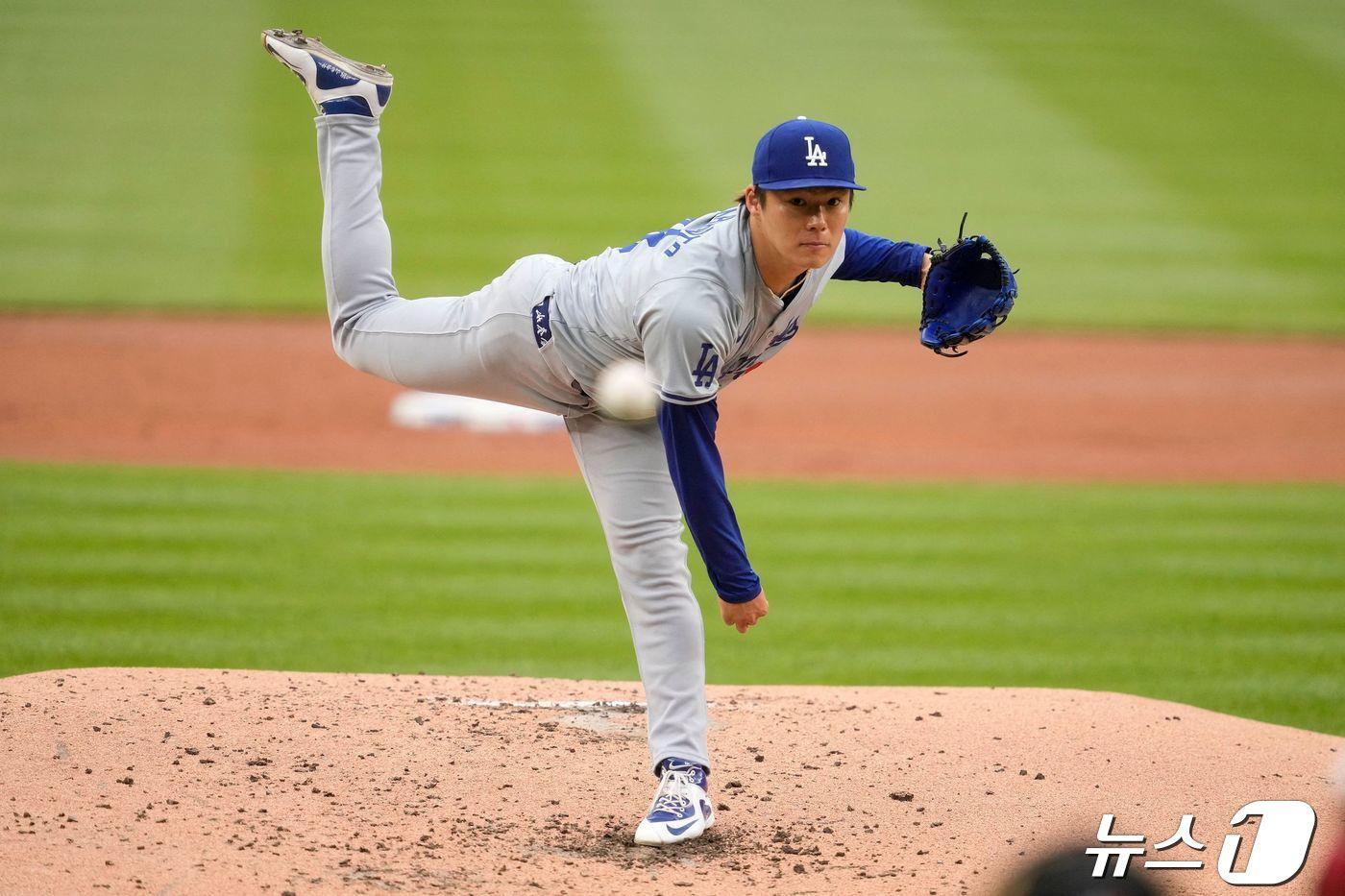 본문 이미지 - LA 다저스 투수 야마모토 요시노부가 26일(한국시간) 열린 2024 메이저리그 워싱턴 내셔널스전에서 6이닝 7탈삼진 무실점 호투를 펼쳐 시즌 2승째를 챙겼다. ⓒ AFP=뉴스1