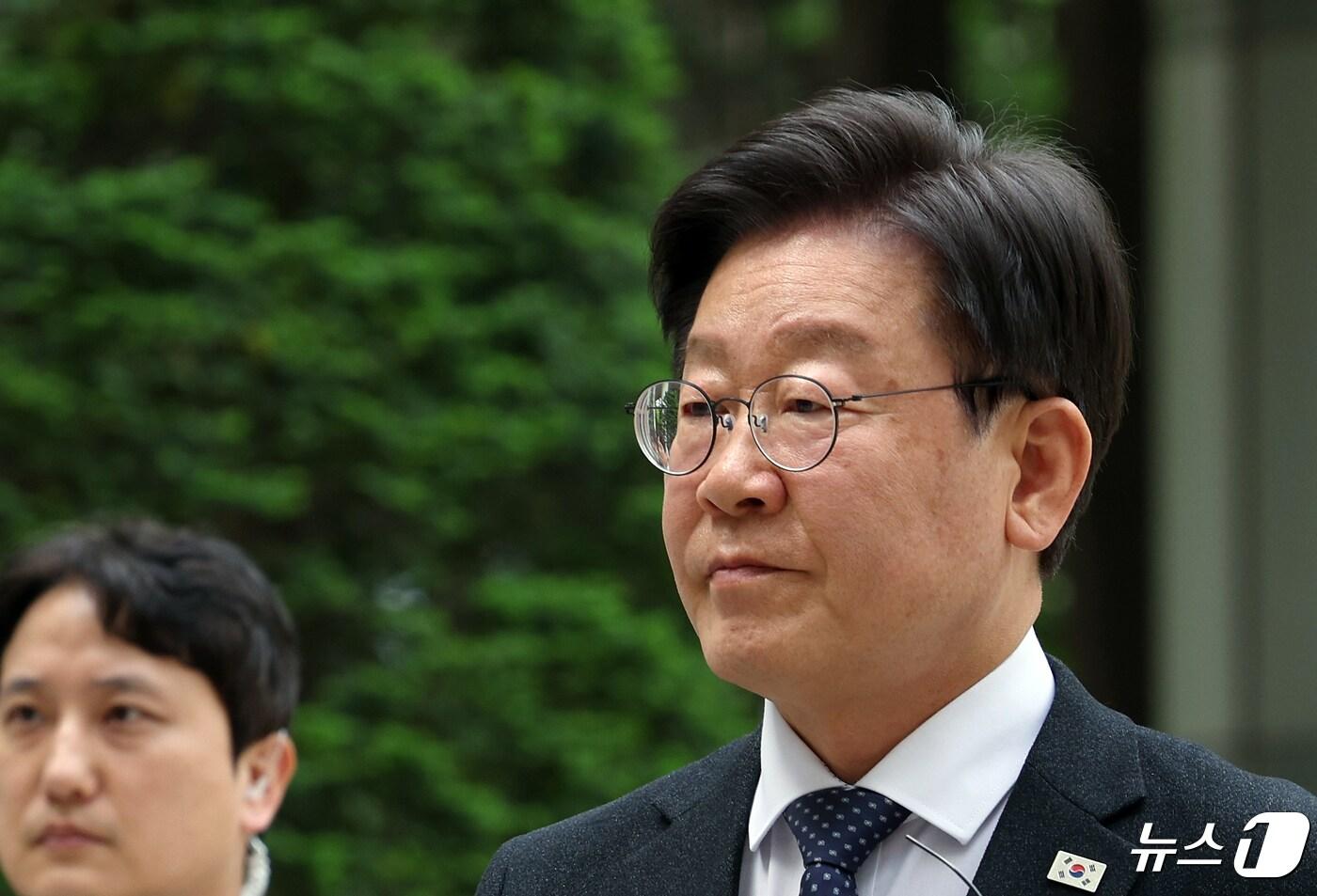 이재명 더불어민주당 대표가 4월26일 오전 서울 서초구 서울중앙지방법원에서 열린 '대장동 배임·성남FC 뇌물' 관련 특정범죄가중처벌등에관한법률위반(뇌물) 등 공판에 출석하고 있다. 2024.4.26/뉴스1 ⓒ News1 박정호 기자