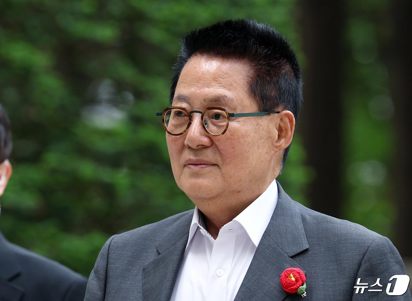 본문 이미지 - 박지원 더불어민주당 당선인(전남 해남군완도군진도군)이 26일 오전 서울 서초구 서울중앙지법에서 열린 '서해 공무원 피살 사건' 관련 공판에 출석하고 있다. 2024.4.26/뉴스1 ⓒ News1 박정호 기자