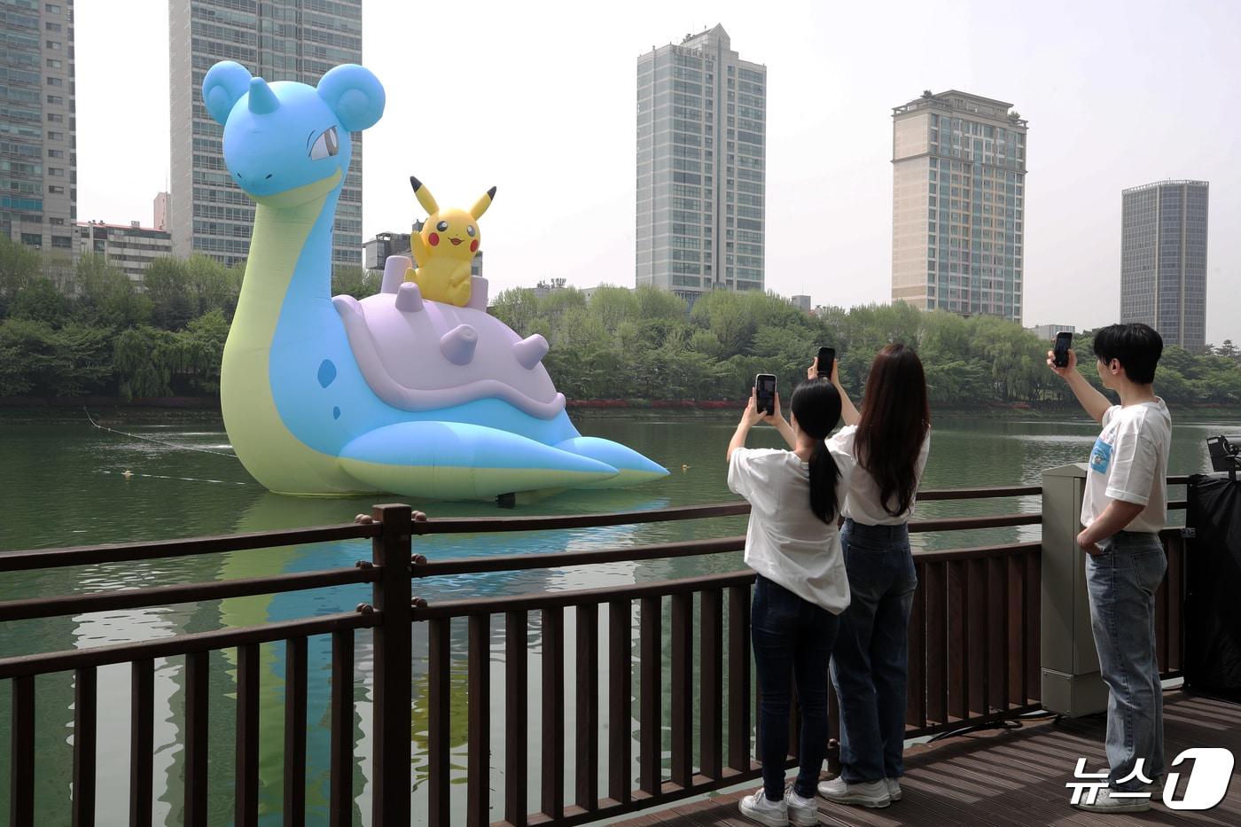 26일 오전 서울 송파구 석촌호수 동호에 약 16미터 높이의 '라프라스&피카츄' 대형 아트벌룬이 설치돼 있다. 2024.4.26/뉴스1 ⓒ News1 이광호 기자