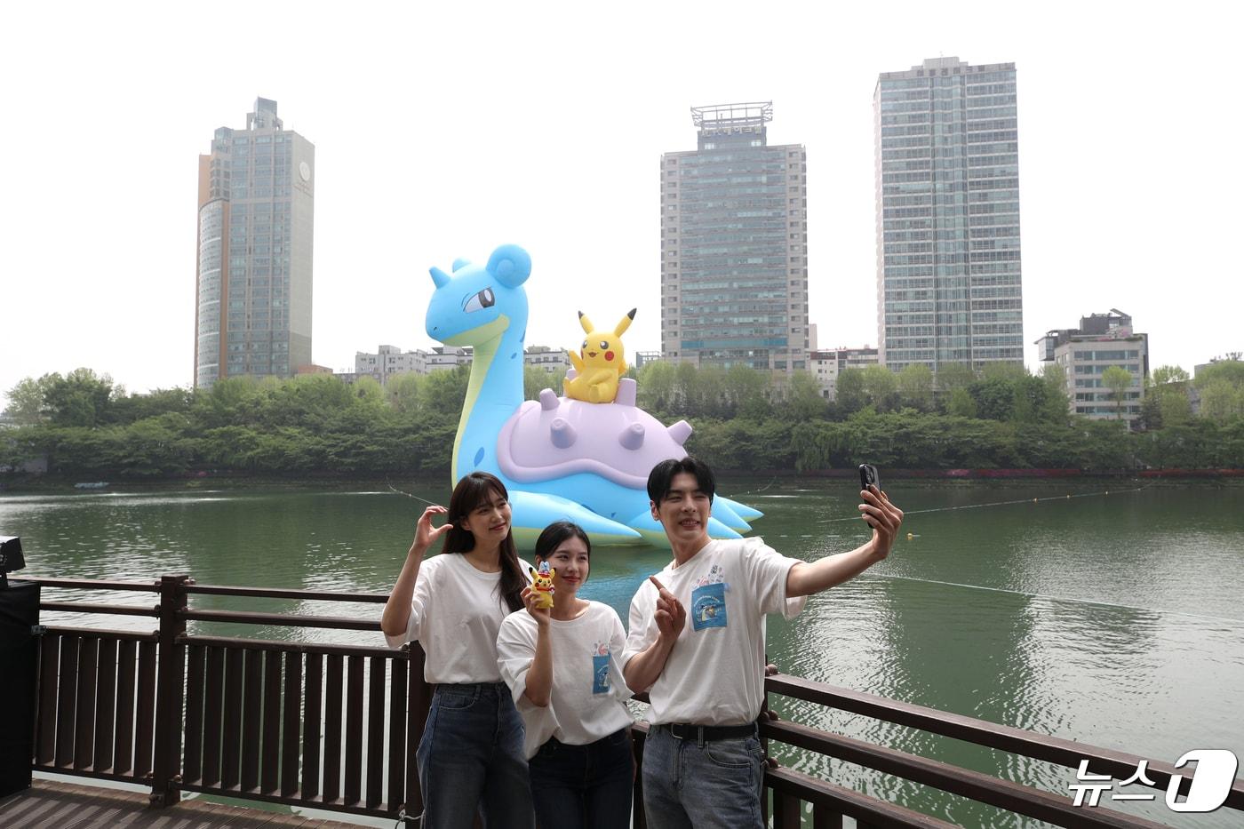 본문 이미지 - 서울 송파구 석촌호수 동호에 약 16미터 높이의 '라프라스&피카츄' 대형 아트벌룬이 설치돼 있다. 2024.4.26/뉴스1 ⓒ News1 이광호 기자