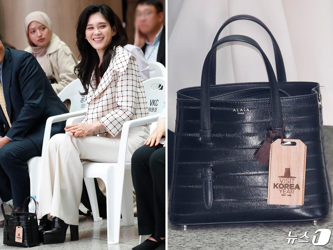본문 이미지 - 이부진 신라호텔 사장이 26일 인천공항 1터미널 밀레니엄홀에서 열린 ‘한국방문의 해 환영주간 개막식’에 참석해 걸그룹 프로미스나인 공연을 보며 미소를 짓고 있다. 그녀의 발 앞에 4백만원대의 ALAIA(알라이아) 토드백 위로 '한국 방문의 해'를 알리는 네임택이 달려 있다. 2024.4.26/뉴스1 ⓒ News1 권현진 기자