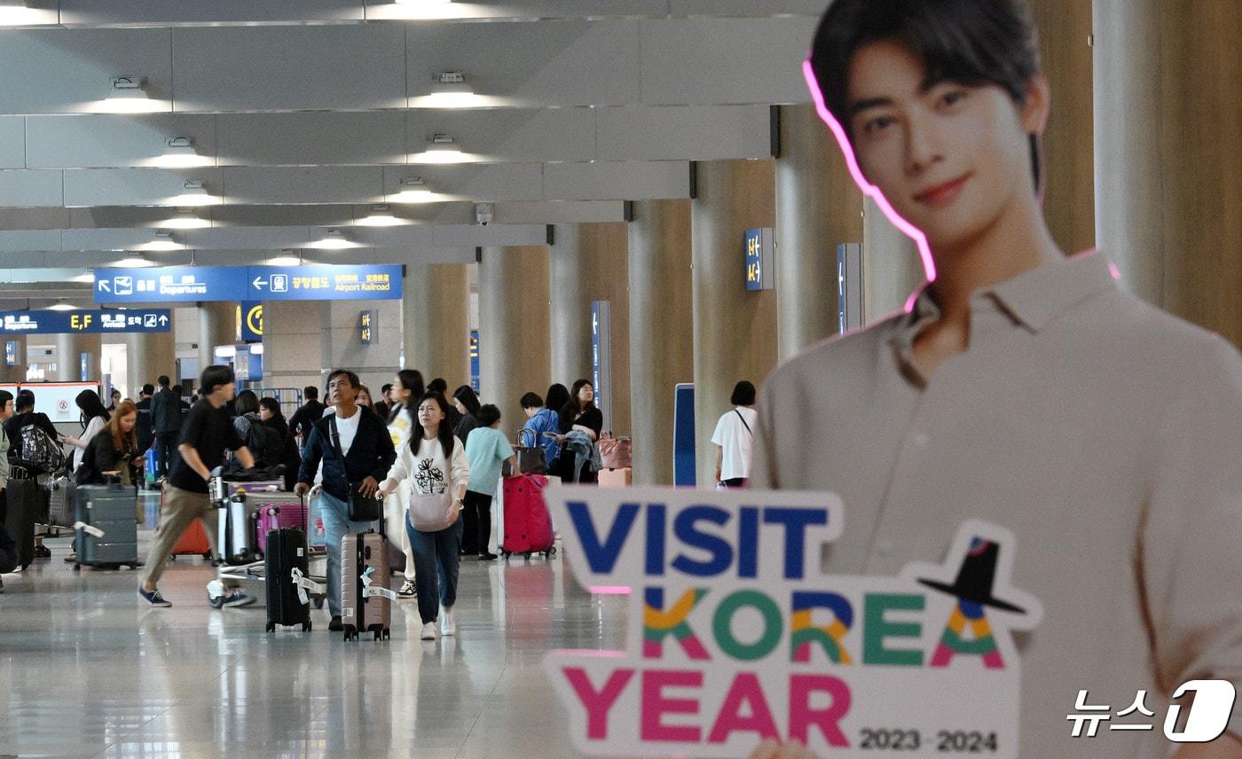 한국방문의해 환영주간 첫날인 26일 오전 인천국제공항 제 1터미널입국장에 외국인 관광객이 입국하고 있다. (공동취재) 2024.4.26/뉴스1 ⓒ News1 권현진 기자