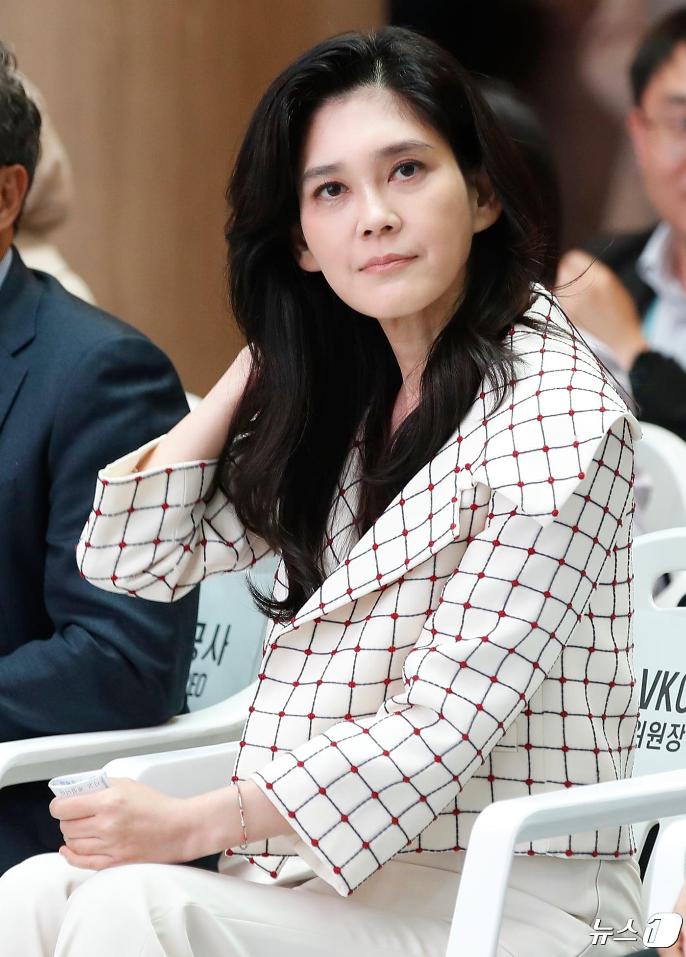 본문 이미지 - 이부진 신라호텔 사장이 26일 인천공항 1터미널 밀레니엄홀에서 열린 ‘한국방문의 해 환영주간 개막식’에서 머리를 매만지고 있다. 2024.4.26/뉴스1 ⓒ News1 권현진 기자