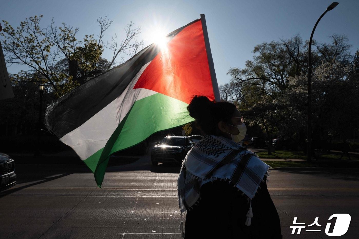 지난 2024년 4월 미 일리노이주 시카고 근교 에반스톤에 위치한 노스웨스턴대 학생과 교직원들이 교정애서 팔레스타인기를 흔들며 전국 대학으로 퍼져가는 팔레스타인 동조시위에 동참하고 있다. 2024.04.26 ⓒ AFP=뉴스1 ⓒ News1 정지윤기자