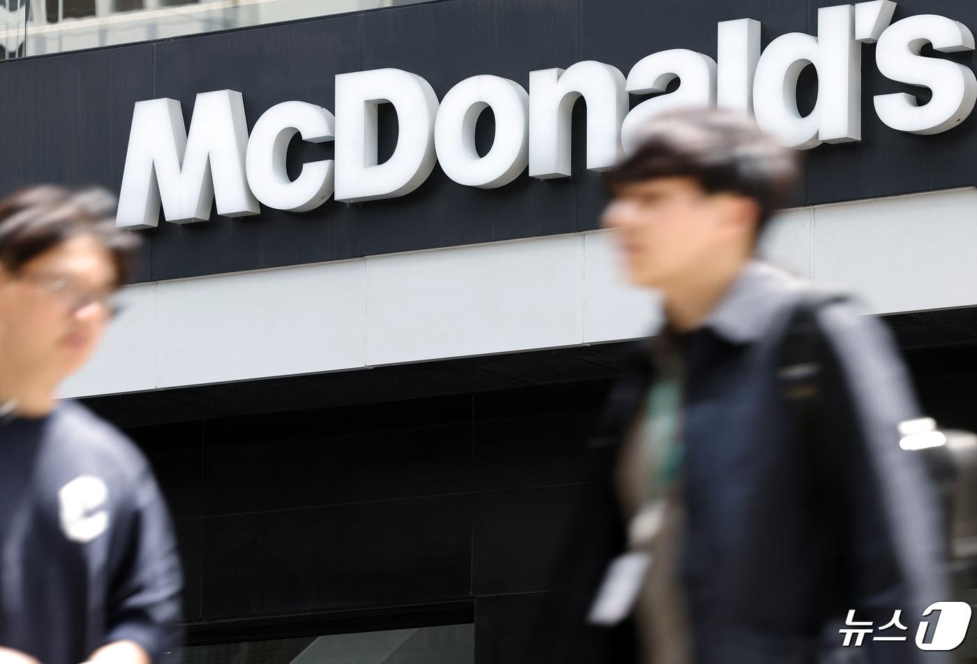 서울 시내의 한 맥도날드 매장 앞으로 시민들이 지나고 있다. 2024.4.26/뉴스1 ⓒ News1 박정호 기자
