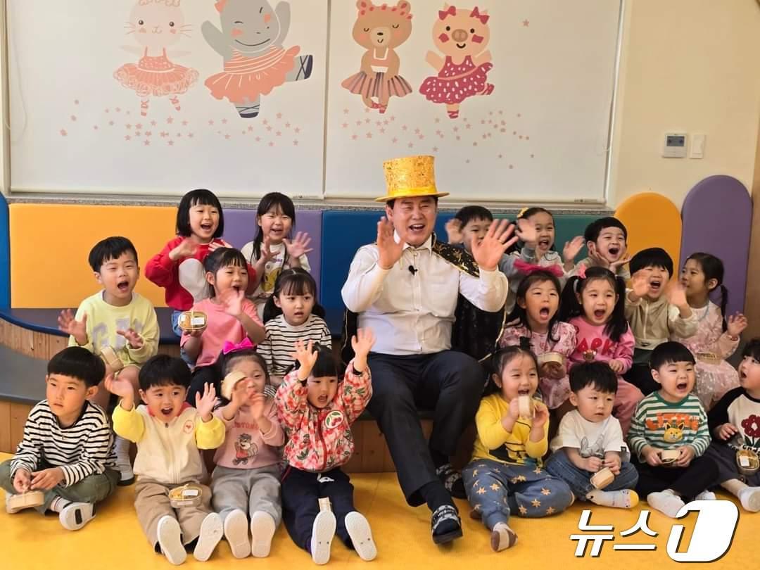 본문 이미지 - 이정선 광주시교육감이 102회 어린이날을 앞둔 25일 지한유치원 어린이들 앞에서 마술 공연을 시연하고 기념촬영을 하고 있다.(광주시교육청 제공)2024.4.26./뉴스1