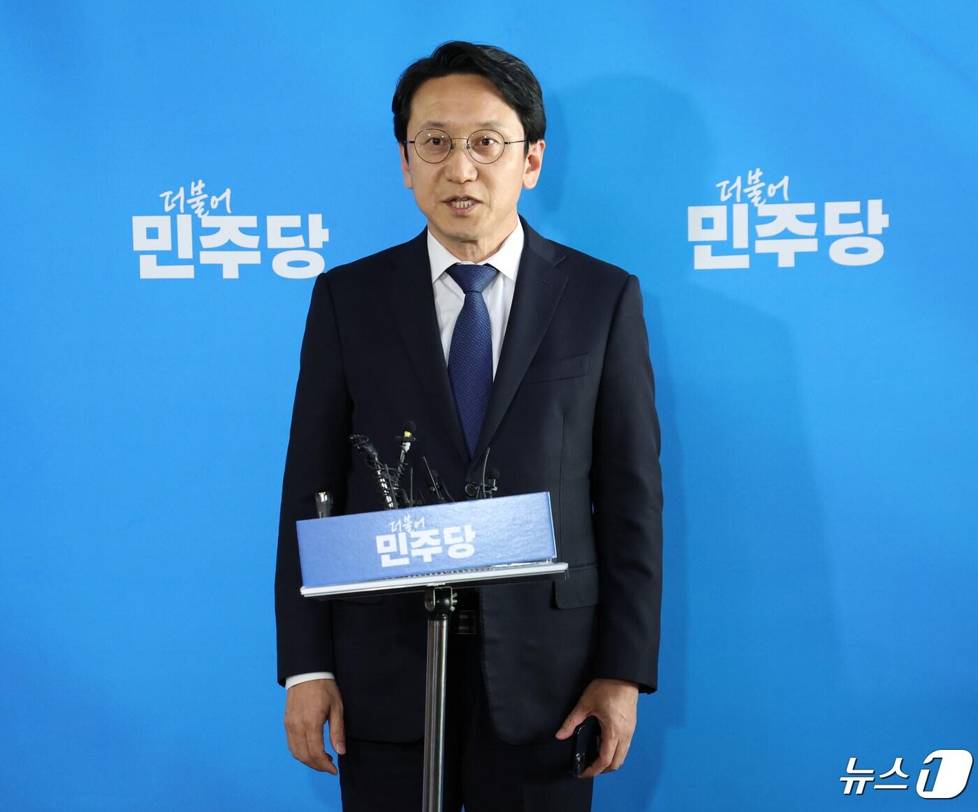 본문 이미지 - 천준호 더불어민주당 당대표 비서실장이  서울 여의도 국회에서  브리핑을 하고 있다. 2024.4.26/뉴스1 ⓒ News1 ,송원영 기자