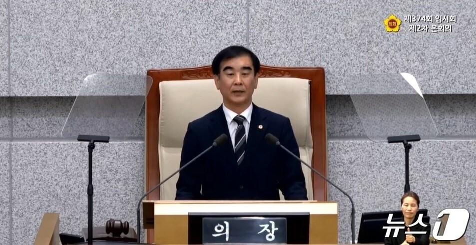 본문 이미지 - 경기도의회(의장 염종현)가 26일 제374회 임시회 제2차 회의를 열어 총 100개 안건을 의결하고 폐회했다.(경기도의회 생중계 캡처)/