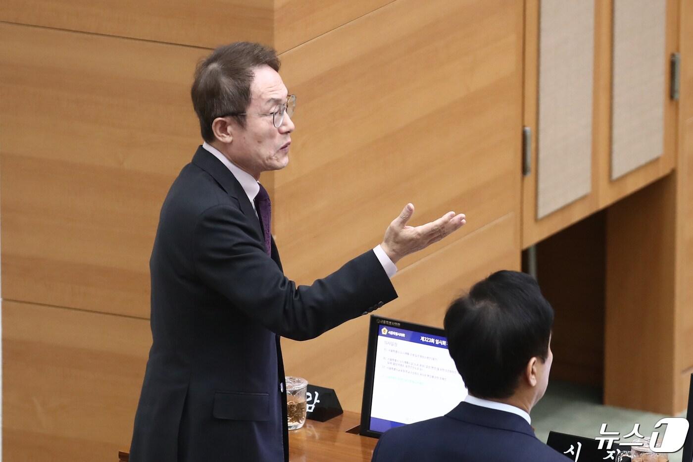 조희연 서울시교육감이 26일 오후 서울 중구 서울특별시의회 본회의장에서 열린 제323회 임시회 제3차 본회의에서 '서울특별시 학생인권조례 폐지조례안' 표결에 앞서 김현기 의장에게 발언기회를 줄것을 요청하고 있다. 2024.4.26/뉴스1 ⓒ News1 이광호 기자