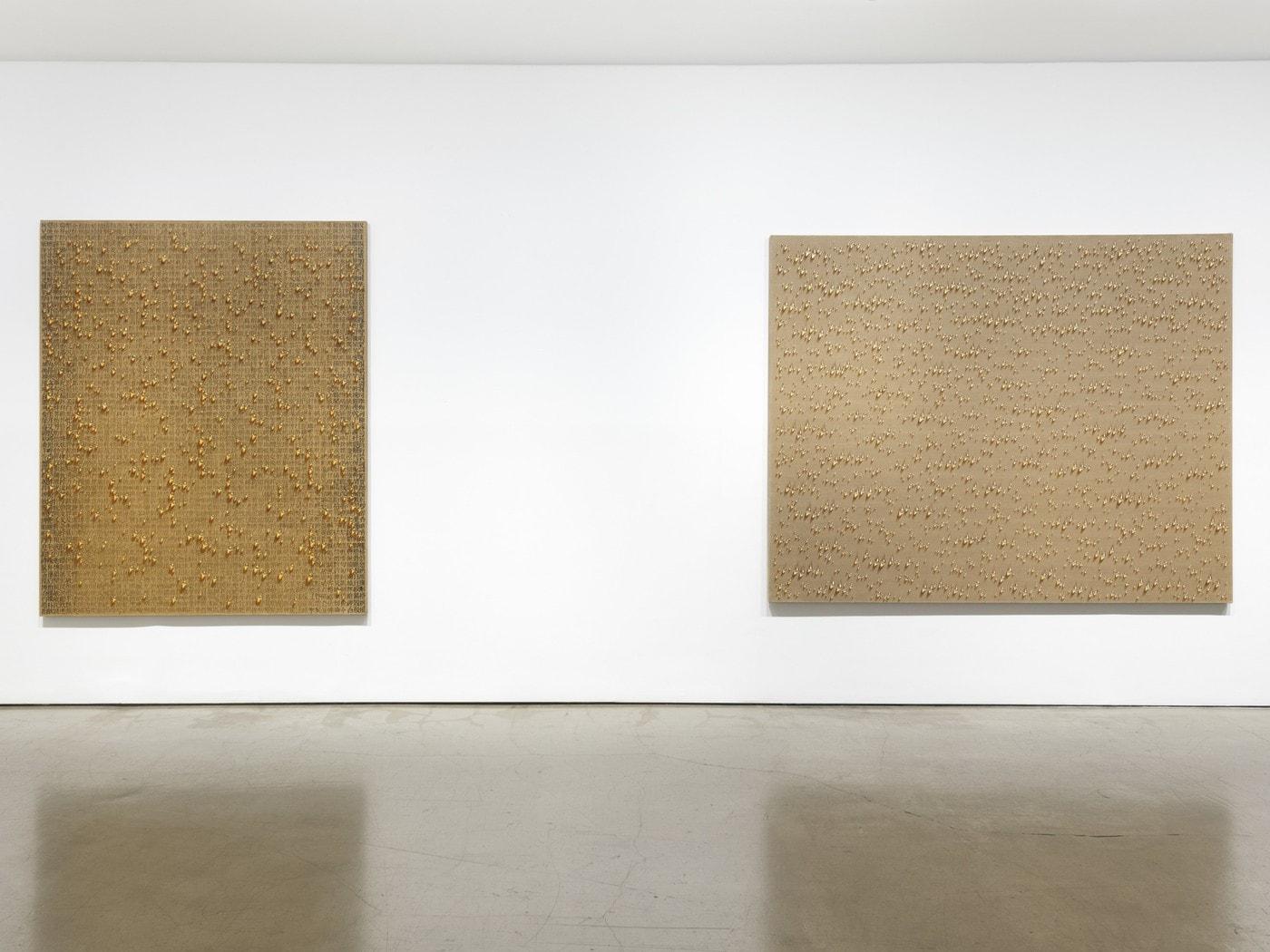 본문 이미지 - 김창열 작가의 개인전 '영롱함을 넘어서' 전시 전경. 갤러리현대 제공.