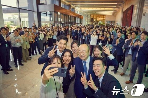 본문 이미지 - 김승연 한화그룹 회장이 25일 서울 여의도 63빌딩 한화생명 본사에서 임직원들과 함께 셀카를 찍고 있다.(한화그룹 제공) 