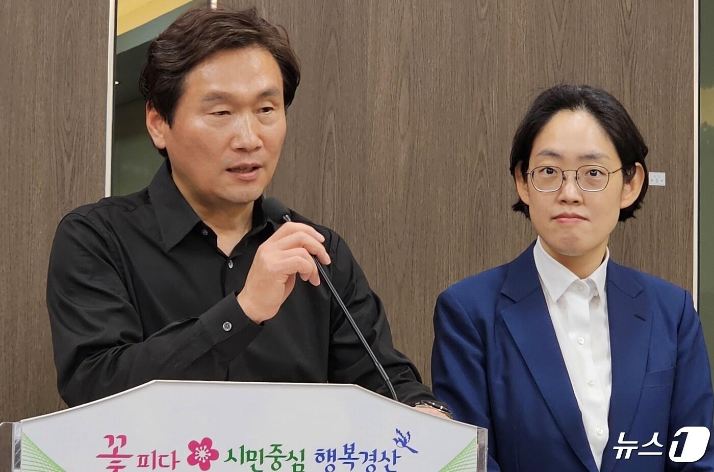 조현일 경산시장(왼쪽)이 조지연 국회의원 당선인과 함께 26일 경북 경산시청에서 열린 '경산지식산업지구 개발계획 변경안 심의통과 대형 프리미엄 쇼핑몰 유치' 관련 기자회견에서 질문에 답하고 있다. 2024.4.26/뉴스1 ⓒ News1 정우용 기자