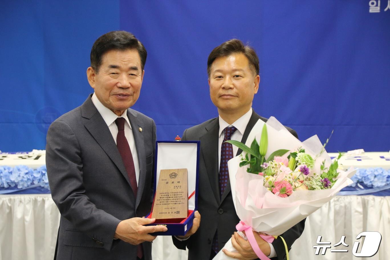 본문 이미지 - 이양수 국민의힘 의원 국회입법조사처 조사회답 우수의원 선정 국회의장 공로패 수상.(이양수 의원실 제공) 2024.4.26/뉴스1