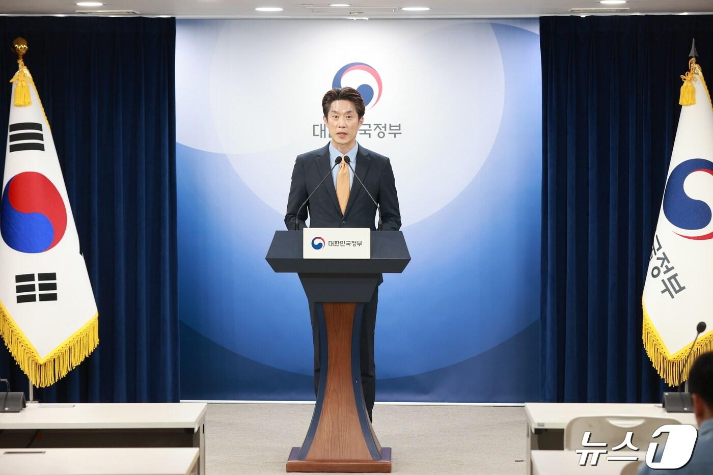 본문 이미지 - 노용석 중소벤처기업부 정책기획관이 25일 서울 종로구 정부서울청사에서 '기업 생애주기에 따른 중소벤처 분야 규제개선 방안' 사전 브리핑을 하고 있다.(중소벤처기업부 제공)