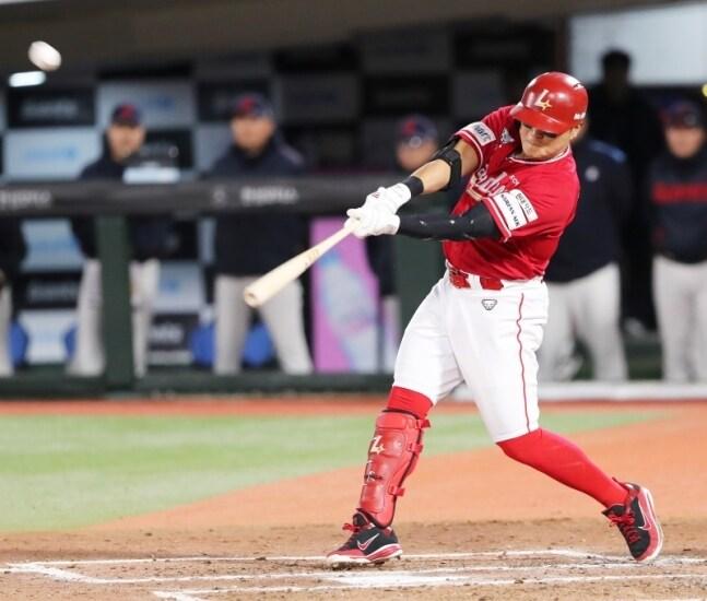 본문 이미지 -  SSG 주장 추신수가 26일 인천 SSG랜더스필드에서 열린 KT 위즈전에서 시즌 첫 홈런을 쳤다. &#40;SSG 구단 제공&#41;