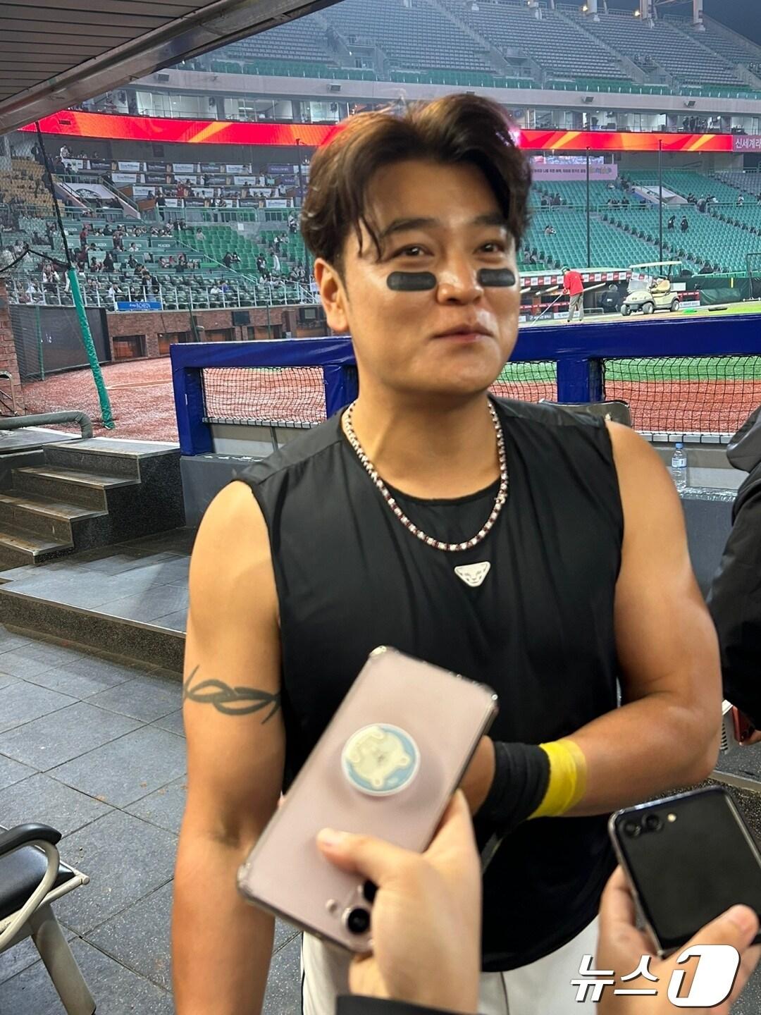 본문 이미지 -  26일 인천 SSG랜더스필드에서 열린 KT 위즈전에서 3안타로 활약한 추신수가 밝은 표정으로 인터뷰에 임하고 있다. ⓒ News1 문대현 기자 