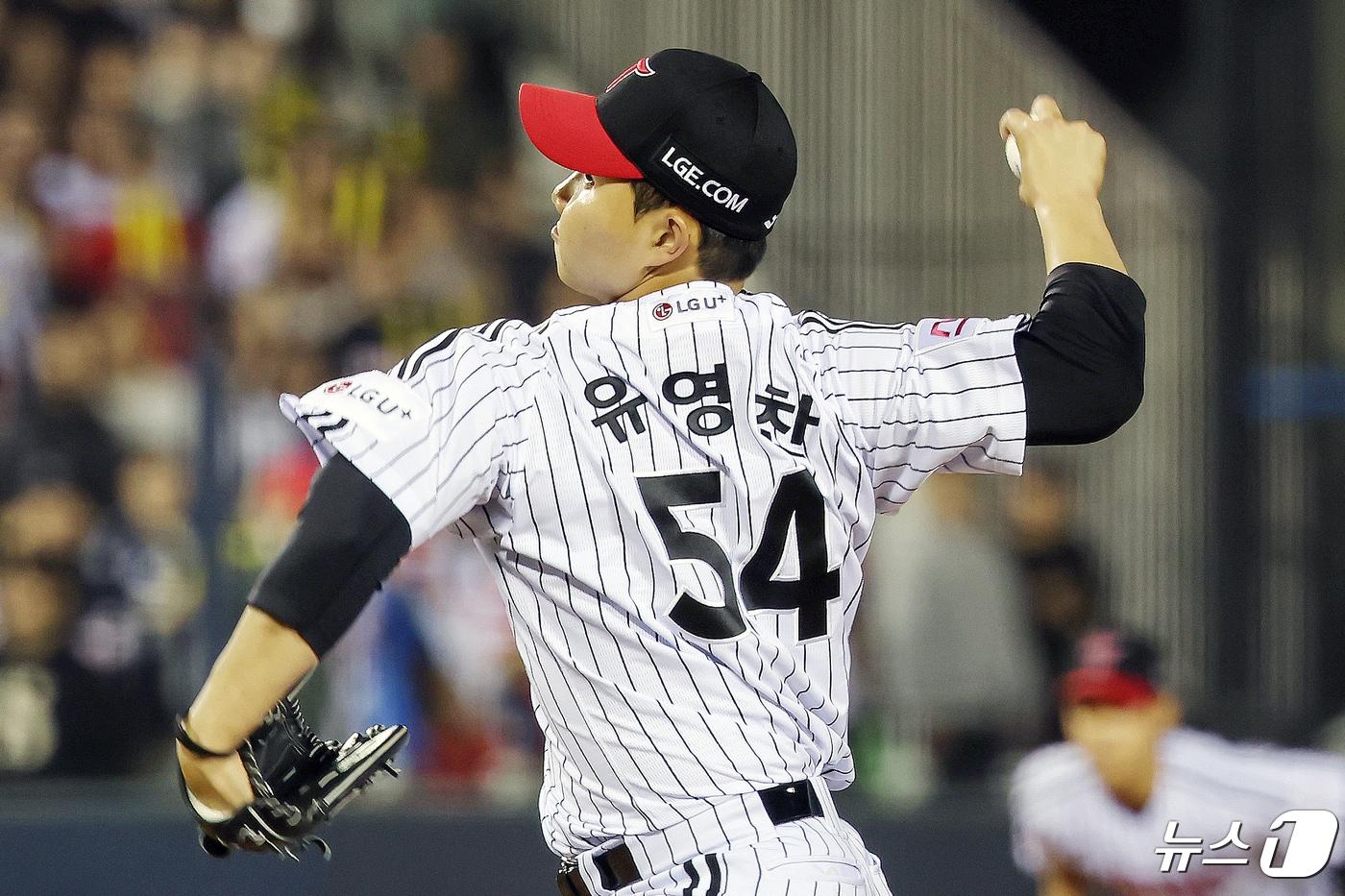 26일 오후 서울 송파구 잠실야구장에서 열린 프로야구 '2024 신한 SOL Bank KBO리그' KIA 타이거즈와 LG 트윈스의 경기 9회초 LG 마무리 유영찬이 역투하고 있다. 2024.4.26/뉴스1 ⓒ News1 민경석 기자