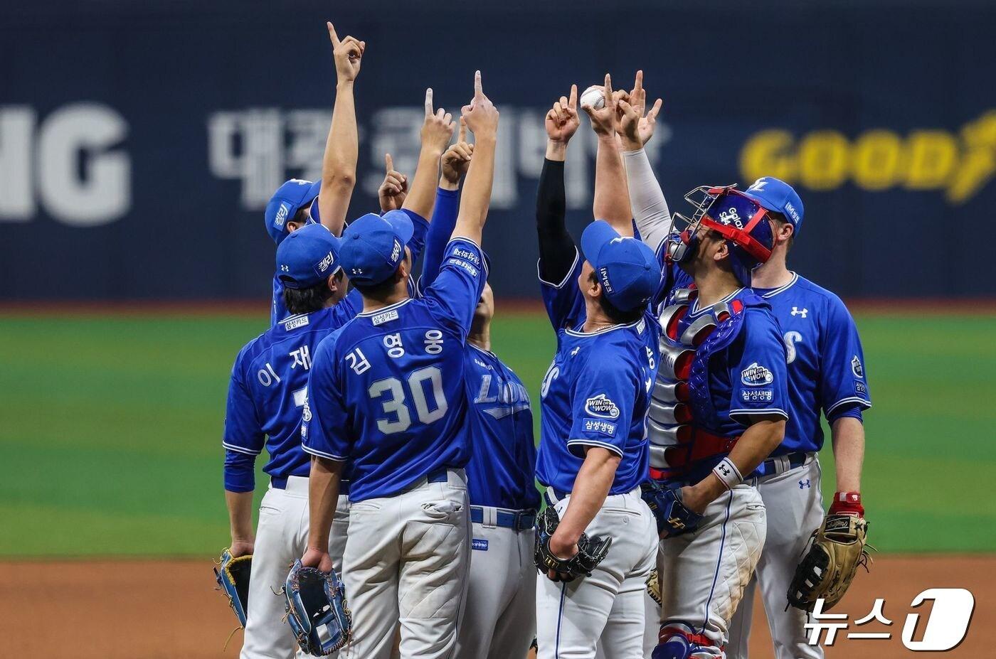 26일 오후 서울 고척스카이돔에서 열린 프로야구 삼성 라이온즈 대 키움 히어로즈 경기, 삼성 마무리투수 오승환이 경기를 마무리 짓고 동료들과 기뻐하고 있다. (삼성라이온즈 제공) 2024.4.26/뉴스1 ⓒ News1 김도우 기자