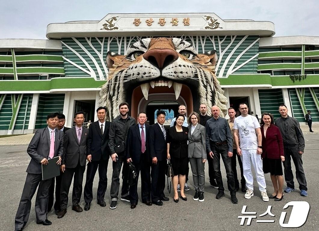 본문 이미지 - 모스크바 동물원 대표단은 지난 25일 중앙동물원에 동물을 기증했다.(출처 주북 러시아대사관 페이스북)