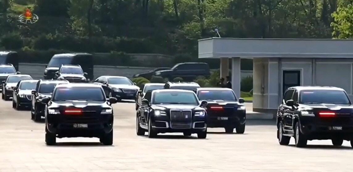 본문 이미지 - 김일성군사종합대학을 방문한 김정은 총비서 차량 행렬에서 일본 도요타의 SUV 차량이 새로 목격됐다.  (조선중앙TV 갈무리)