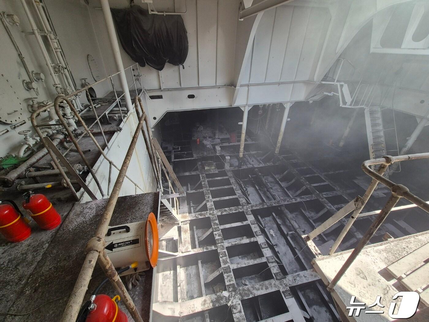 본문 이미지 - 27일 오전 9시 10분쯤 경남 거제시 사등면 한 조선소에서 도장 작업을 하던 선박 안에서 불이 났다.(경남소방본부 제공) 