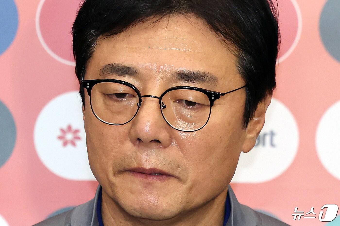 본문 이미지 - 황선홍 U-23 대한민국 축구 국가대표팀 감독이 27일 오후 인천국제공항을 통해 귀국해 인터뷰를 하고 있다. 지난 1988년 서울 올림픽 이후 10회 연속 본선 무대를 노렸던 U-23 대한민국 축구 국가대표팀은 카타르 도하에서 열린 2024 아시아축구연맹(AFC) U23 아시안컵 인도네시와의 8강전에서 패해 파리행 티켓을 잡지 못하고 고개를 숙였다. 2024.4.27/뉴스1 ⓒ News1 이동해 기자
