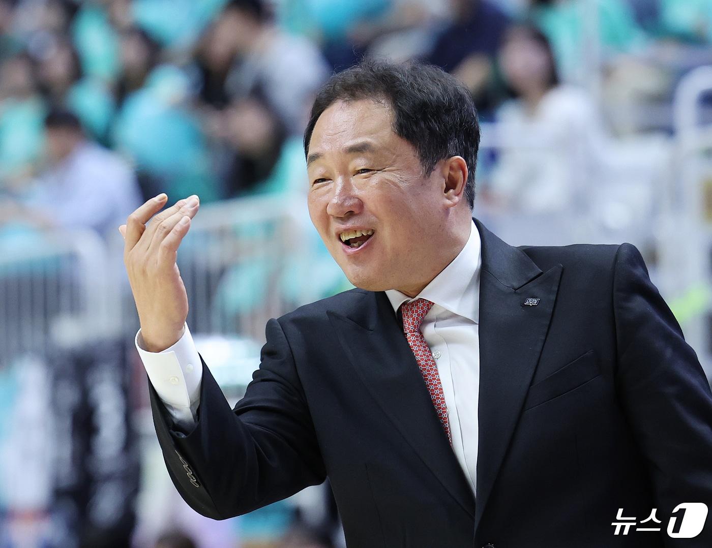 본문 이미지 - 27일 오후 경기도 수원시 권선구 수원KT소닉붐아레나에서 열린 '2023-2024 정관장 프로농구' 챔피언결정전 1차전 수원 KT와 부산 KCC의 경기에서 전창진 부산 감독이 선수들에게 작전을 지시하고 있다. 2024.4.27/뉴스1 ⓒ News1 이재명 기자