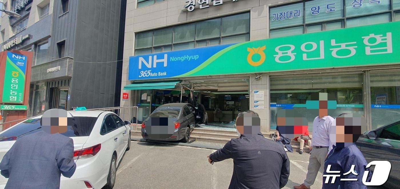 본문 이미지 - 용인농협 삼가지점으로 돌진한 BMW.(경기도소방재난본부 제공)