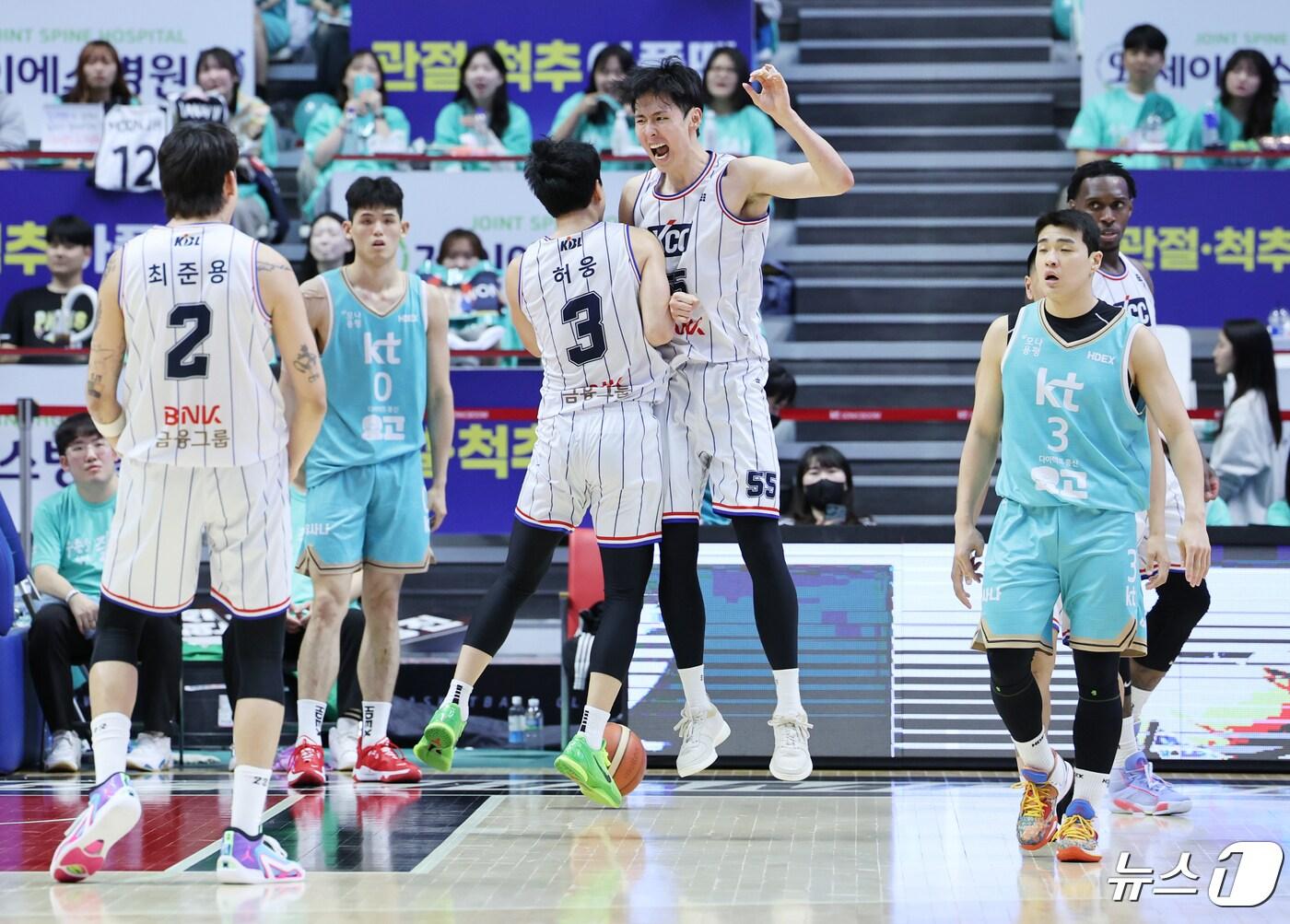 본문 이미지 - 27일 오후 경기도 수원시 권선구 수원KT소닉붐아레나에서 열린 '2023-2024 정관장 프로농구' 챔피언결정전 1차전 수원 KT와 부산 KCC의 경기에서 골밑슛을 넣은 부산 송교창과 허웅이 기뻐하고 있다. 2024.4.27/뉴스1 ⓒ News1 이재명 기자
