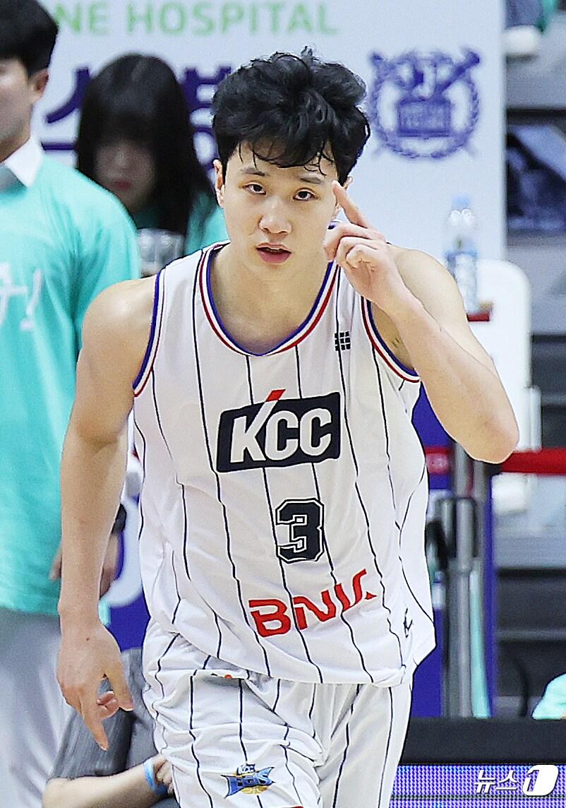 본문 이미지 - 27일 오후 경기도 수원시 권선구 수원KT소닉붐아레나에서 열린 '2023-2024 정관장 프로농구' 챔피언결정전 1차전 수원 KT와 부산 KCC의 경기에서 부산 허웅이 골밑슛을 넣은 후 기뻐하고 있다. 2024.4.27/뉴스1 ⓒ News1 이재명 기자