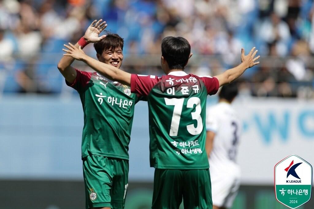본문 이미지 - 멀티 골을 뽑아낸 대전 김승대(왼쪽) (한국프로축구연맹 제공)