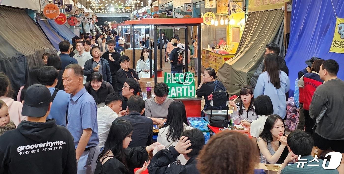 야시장 자료사진.(사진은 기사와 관련없음)/뉴스1 DB