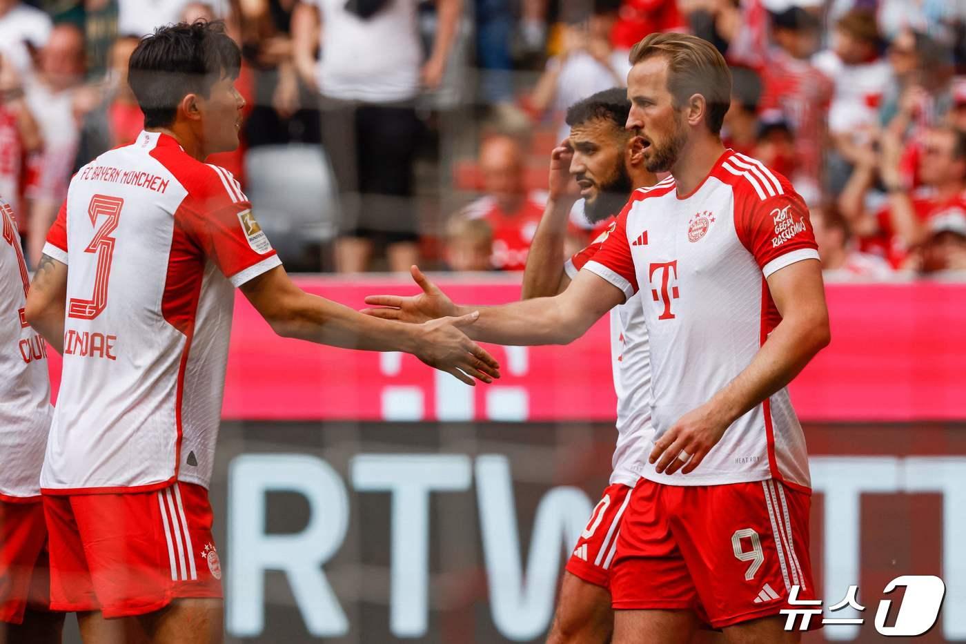 골을 넣은 케인(오른쪽)이 김민재와 하이파이브를 하고 있다. ⓒ AFP=뉴스1