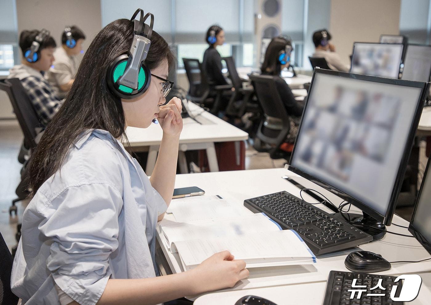 삼성은 27~28일 이틀간 입사 지원자를 대상으로 삼성직무적성검사(GSAT, Global Samsung Aptitude Test)를 실시했다고 28일 밝혔다. 사진은 지난 20일 경기도 용인시 삼성전자 인재개발원에서 감독관들이 응시자들을 대상으로 예비 소집을 진행하고 있는 모습. (삼성전자 제공) 2024.4.28/뉴스1