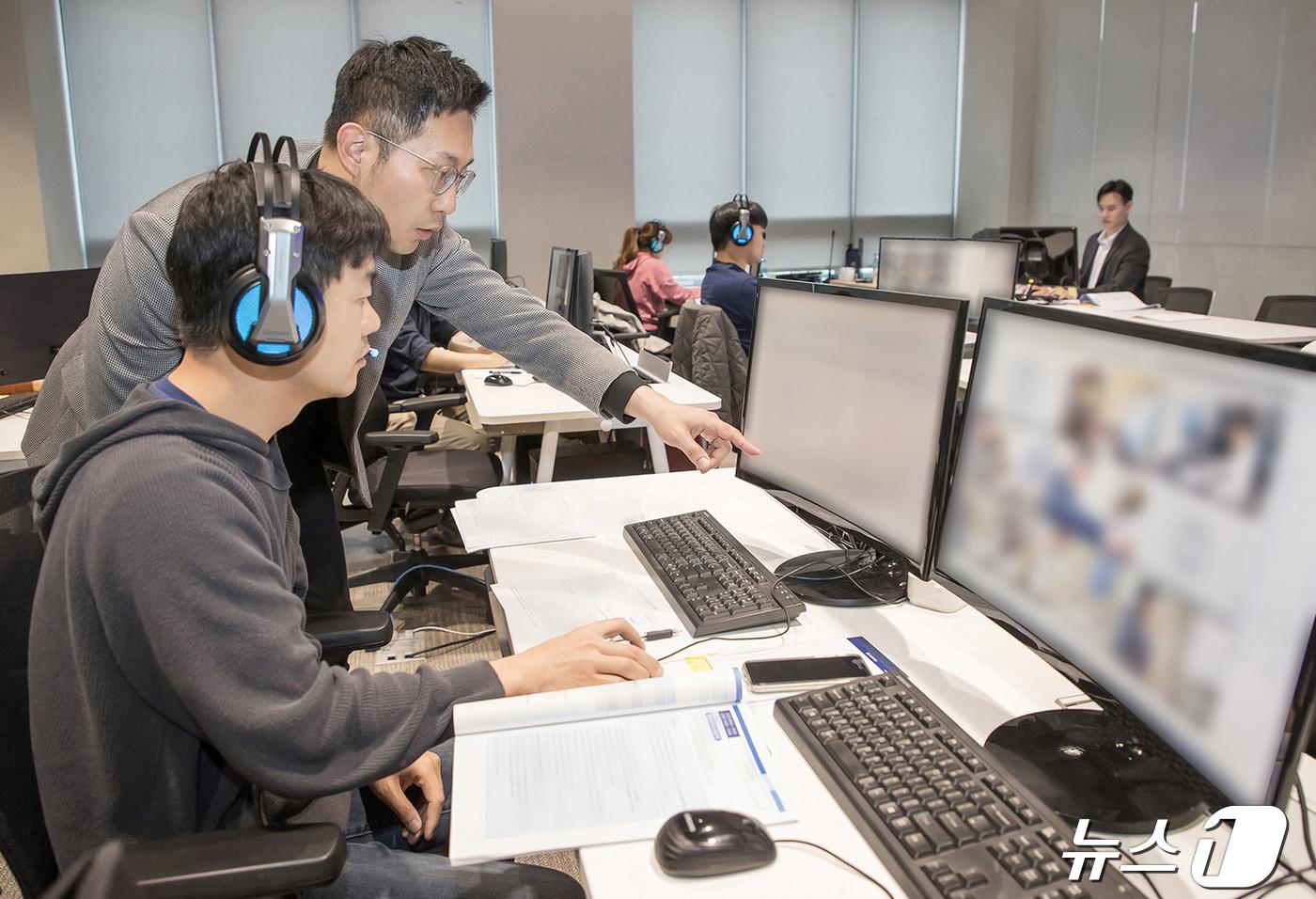 본문 이미지 - 지난 20일 경기도 용인에 위치한 삼성전자 인재개발원에서 삼성전자 감독관들이 응시자들을 대상으로 예비 소집을 진행하고 있는 모습. (삼성전자 제공)