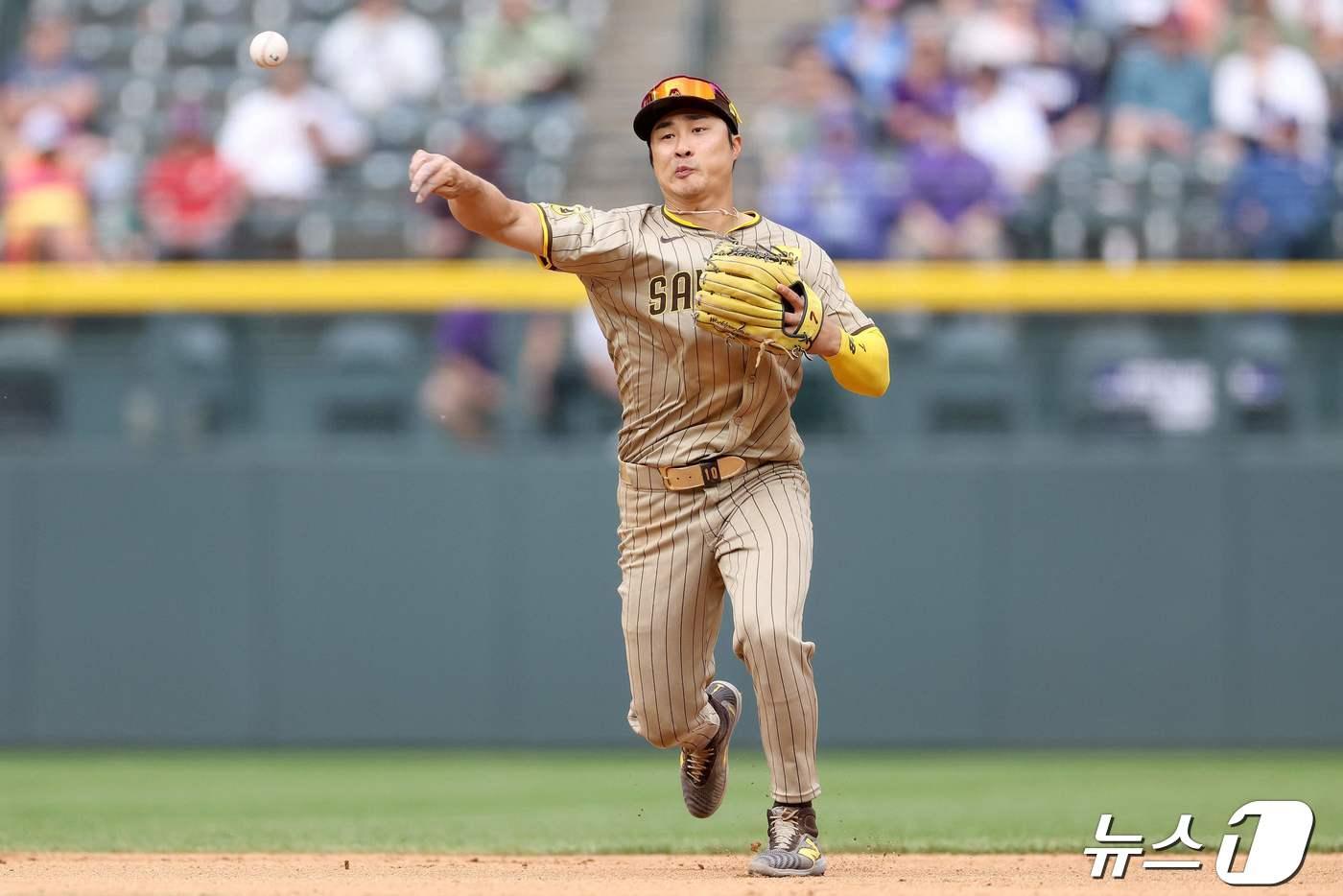 본문 이미지 - 샌디에이고 파드리스 김하성이 28일(한국시간) 열린 2024 메이저리그 필라델피아 필리스와 경기에 앞서 유틸리티 부문 골드글러브 트로피를 받았다. ⓒ AFP=뉴스1