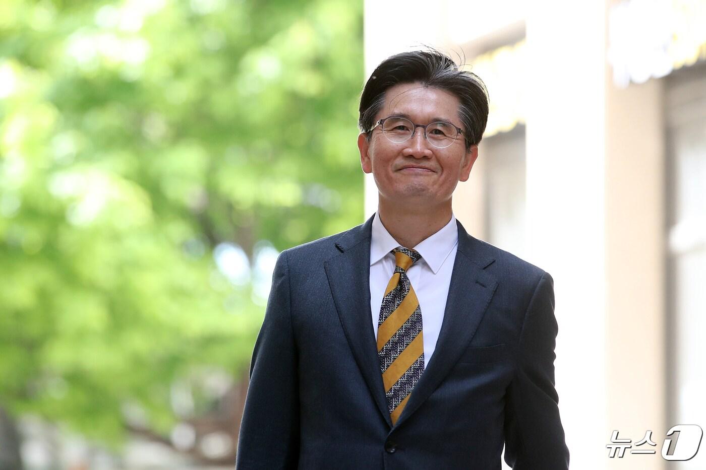 오동운 고위공직자범죄수사처장 후보자가 28일 오전 경기 과천시에 마련된 인사청문회 준비 사무실로 출근하고 있다. 윤석열 대통령은 지난 26일 고위공직자범죄수사처장 후보에 오동운 변호사(55·사법연수원 27기)를 지명했다. 2024.4.28/뉴스1 ⓒ News1 이승배 기자