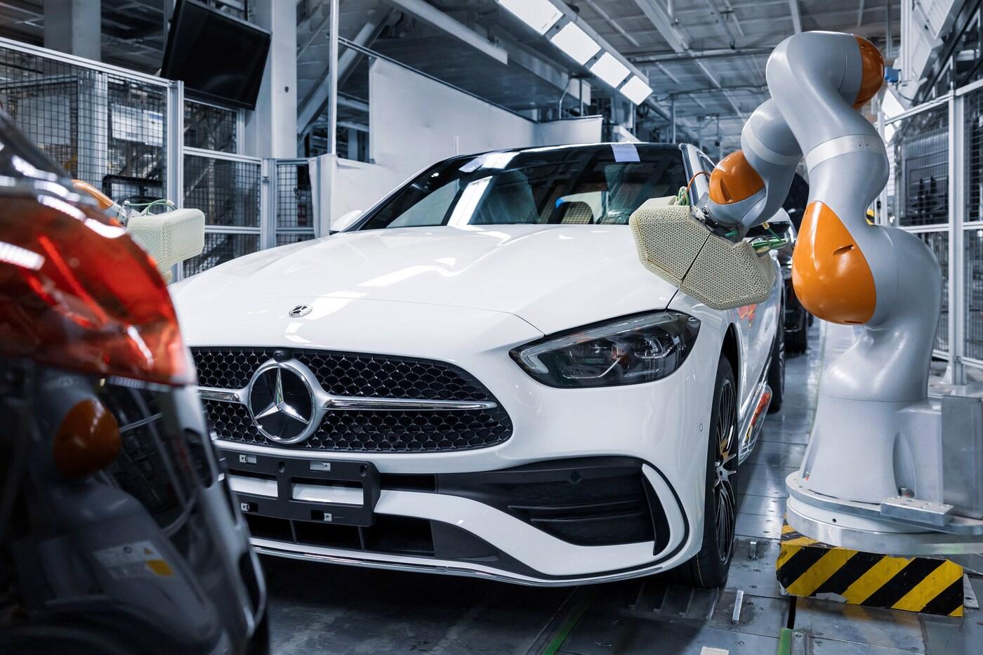 지난 24일(현지시각) 베이징벤츠오토모티브(BBAC) 생산공장에서 자동차가 만들어지는 모습(메르세데스-벤츠 제공).