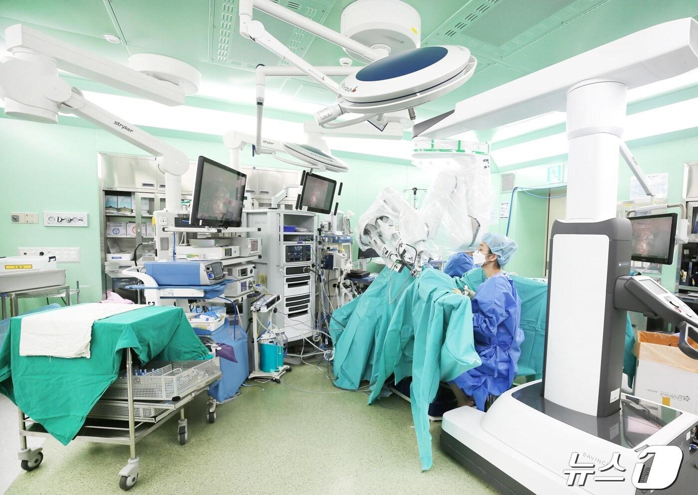 본문 이미지 - 계명대학교 동산병원은 내년 2월까지 '취약계층 암 환자 로봇수술비 지원사업'을 시행한다. 사진은 로봇수술 모습. (계명대 동산병원 제공)/뉴스1