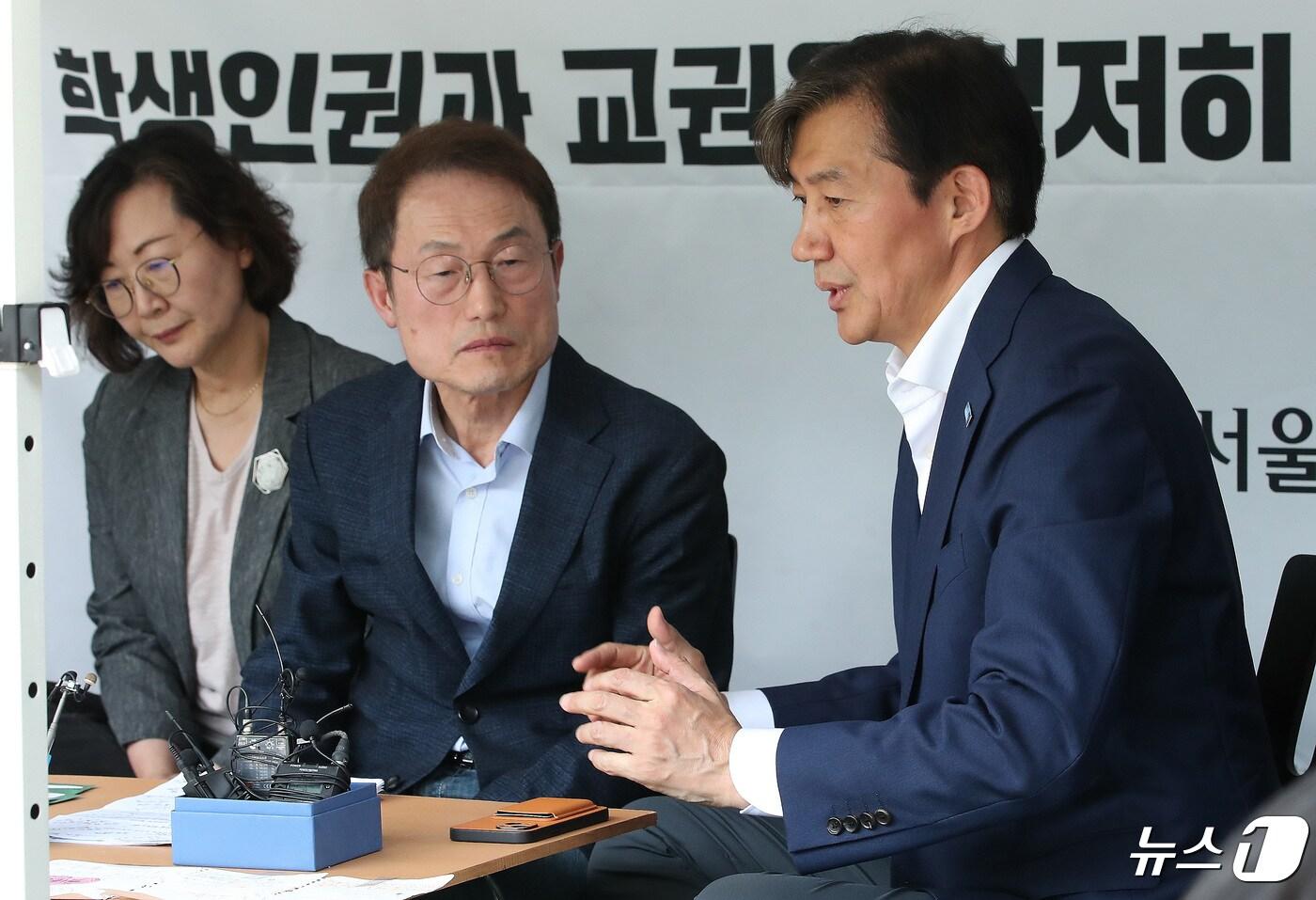 본문 이미지 - 조국 조국혁신당 대표가 28일 오후 서울 종로구 서울시교육청 1층 현관 앞에서 '학생인권조례 폐지 반대 72시간 천막농성장'에 나선 조희연 서울시교육감을 만나 이야기를 나누고 있다. 2024.4.28/뉴스1 ⓒ News1 임세영 기자