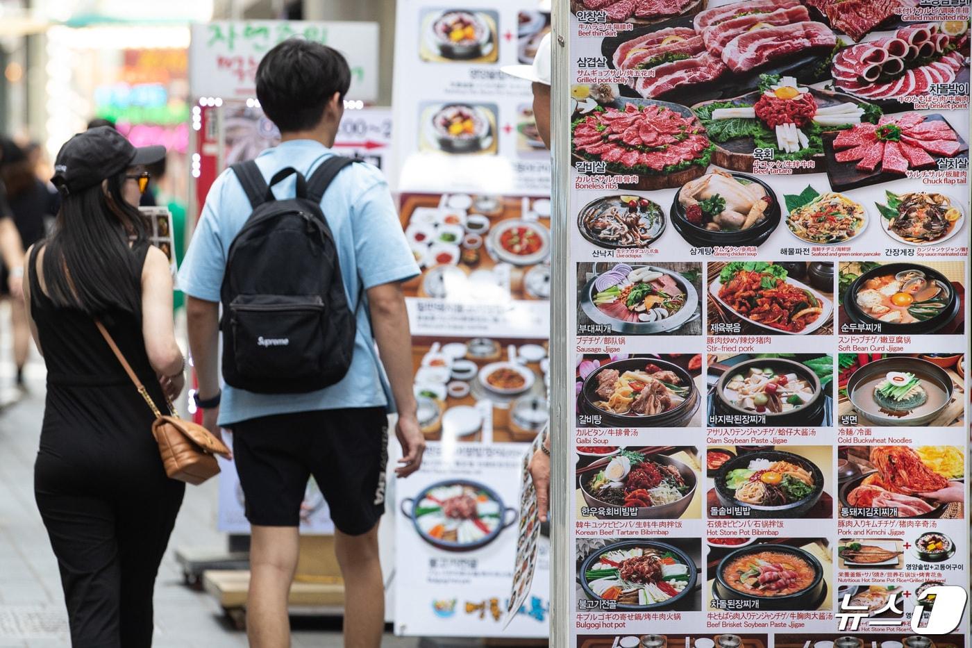 본문 이미지 - 고물가에 외식 품목 가격이 줄줄이 인상되며 5월 가정의 달을 앞두고 외식비 부담 가중될 것으로 예상되고 있다. 28일 업계와 한국소비자원의 가격정보 종합 포털 참가격에 따르면 지난달 냉면과 김치찌개, 자장면 등 8개 품목 가격이 전년 대비 일제히 상승했다. 2024.4.28/뉴스1 ⓒ News1 유승관 기자