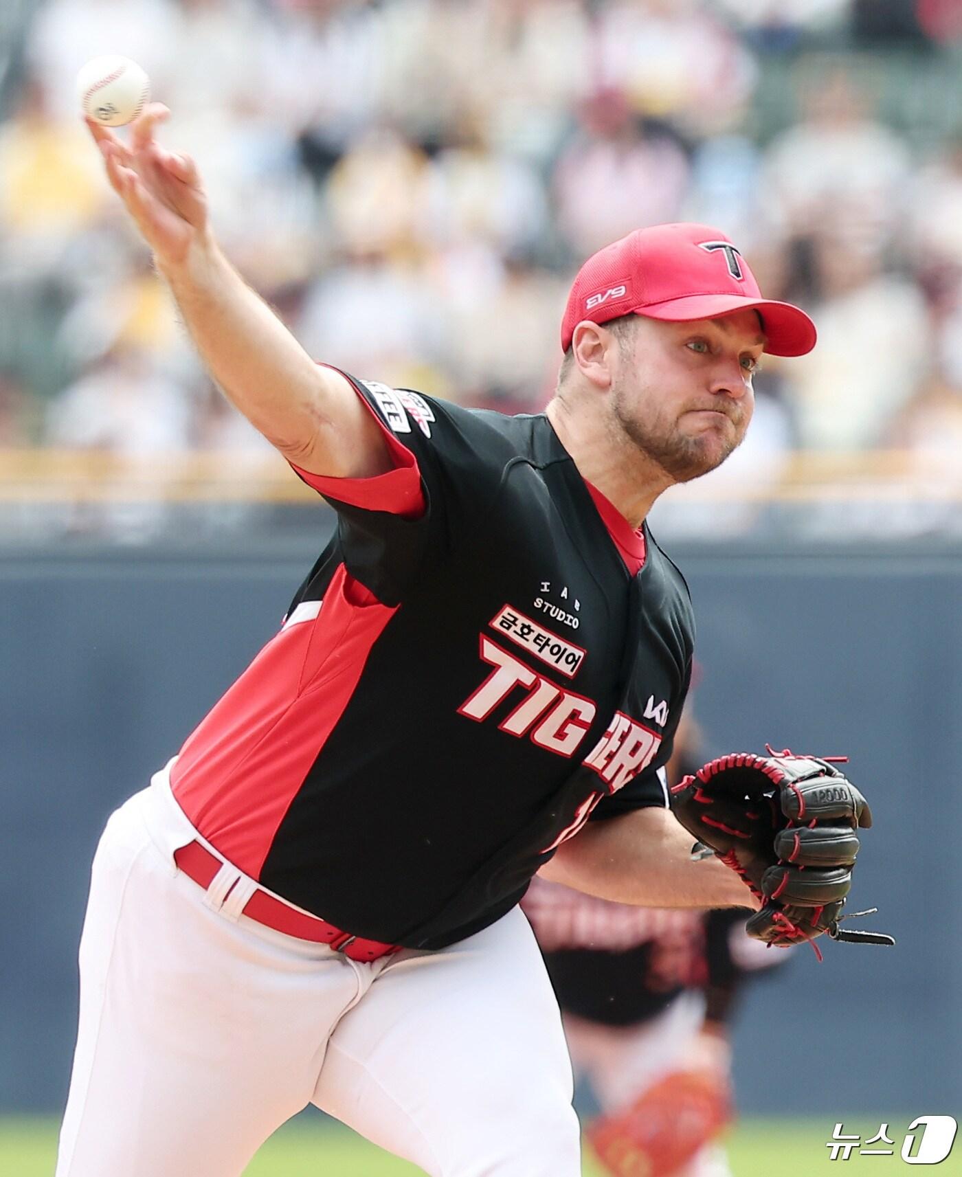 본문 이미지 - KIA 타이거즈 외인 투수 윌 크로우가 팔꿈치 인대 손상 진단을 받았다. /뉴스1 DB ⓒ News1 김성진 기자