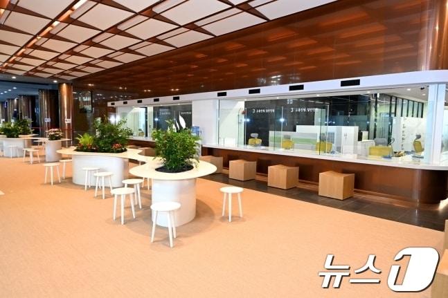 본문 이미지 - 12년 만에 리모델링한 서울시청 로비 '열린 민원실' 모습. (서울시 제공)