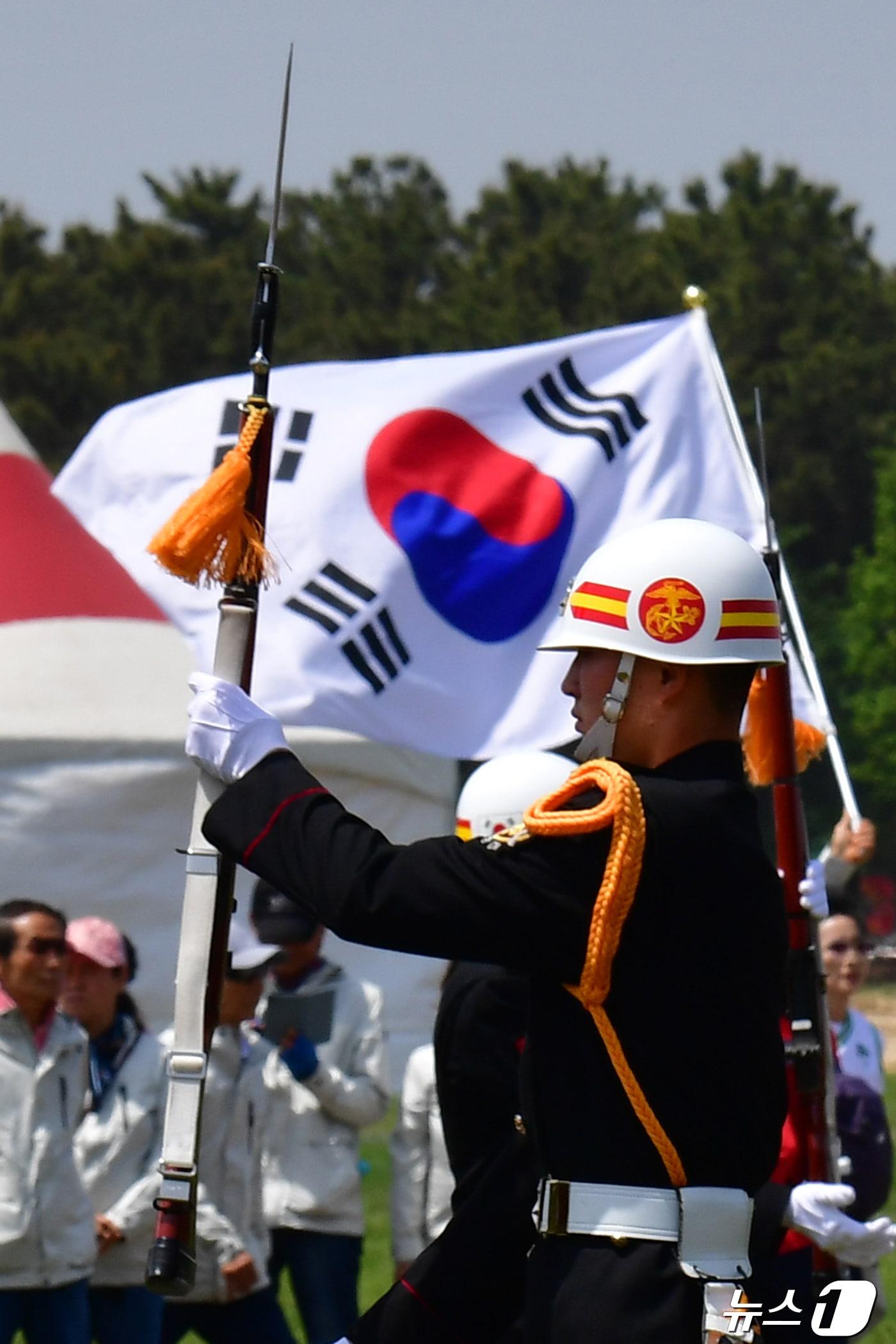 본문 이미지 - 지난해 경북 포항에서 열린 해병대 문화축제에 참가한 의장대가 공연하는 모습.&#40;뉴스1 자료, 재판매 및 DB금지&#41;  2024.4.28/뉴스1 ⓒ News1 최창호 기자