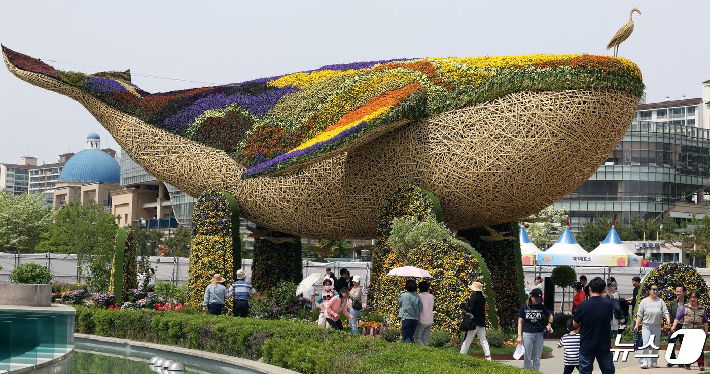 28일 오후 경기도 고양시 일산호수공원에서 열린 2024 고양국제꽃박람회에서 관람객들이 즐거운 시간을 보내고 있다. 5월 12일까지 열리는 이번 박람회는 국내외 30개국 50개 도시 200여개 기관·단체·협회·업체가 참여하고 실내외 전시, 국제어워드쇼, 플라워마켓 등이 운영된다. 2024.4.28/뉴스1 ⓒ News1 김명섭 기자